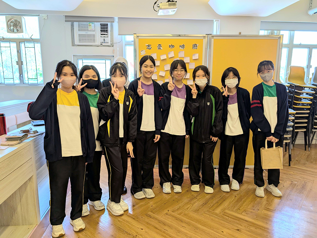 A group of students wearing face masks in a classroomDescription automatically generated