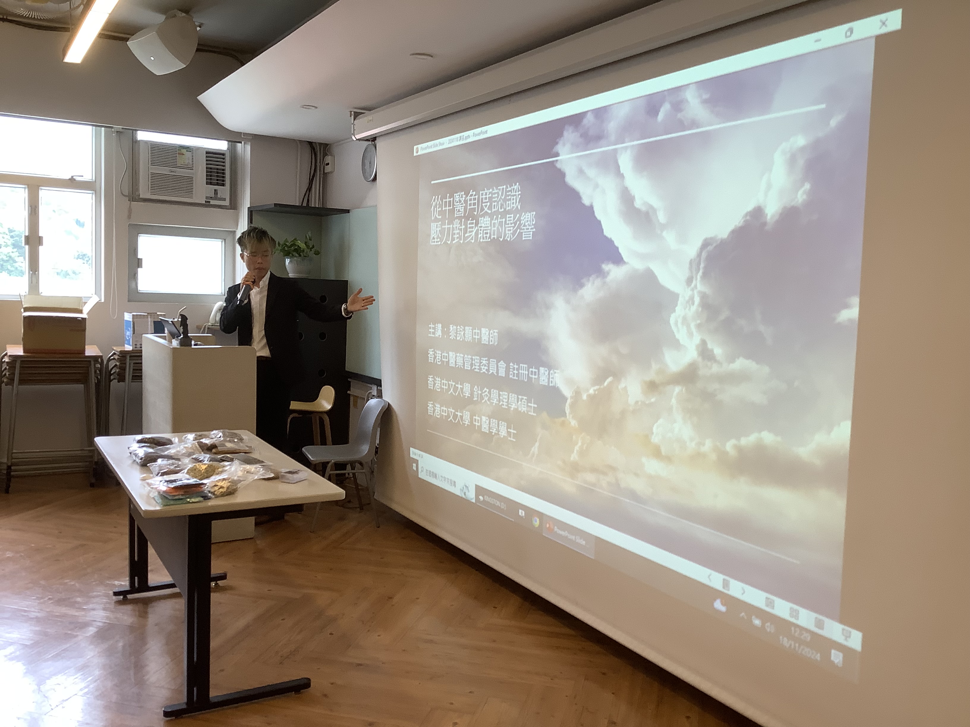 A group of students wearing masksDescription automatically generated