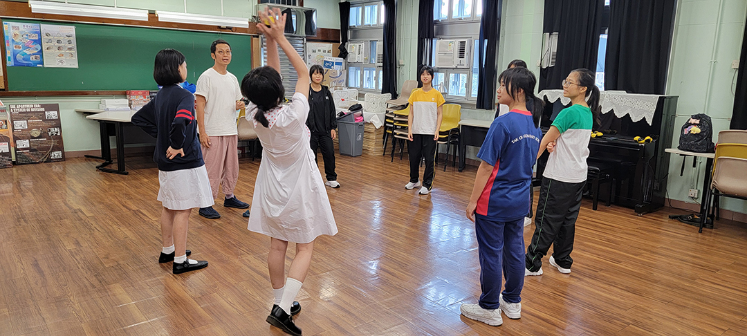A group of students wearing masksDescription automatically generated