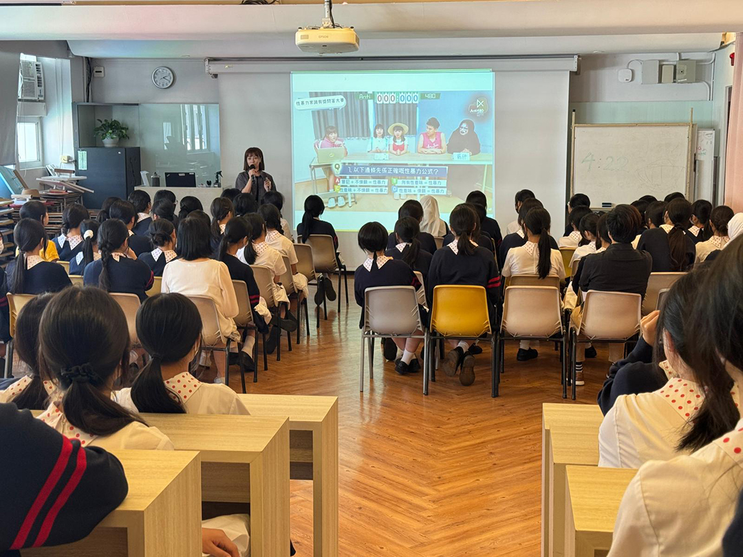 A group of students wearing face masks in a classroomDescription automatically generated