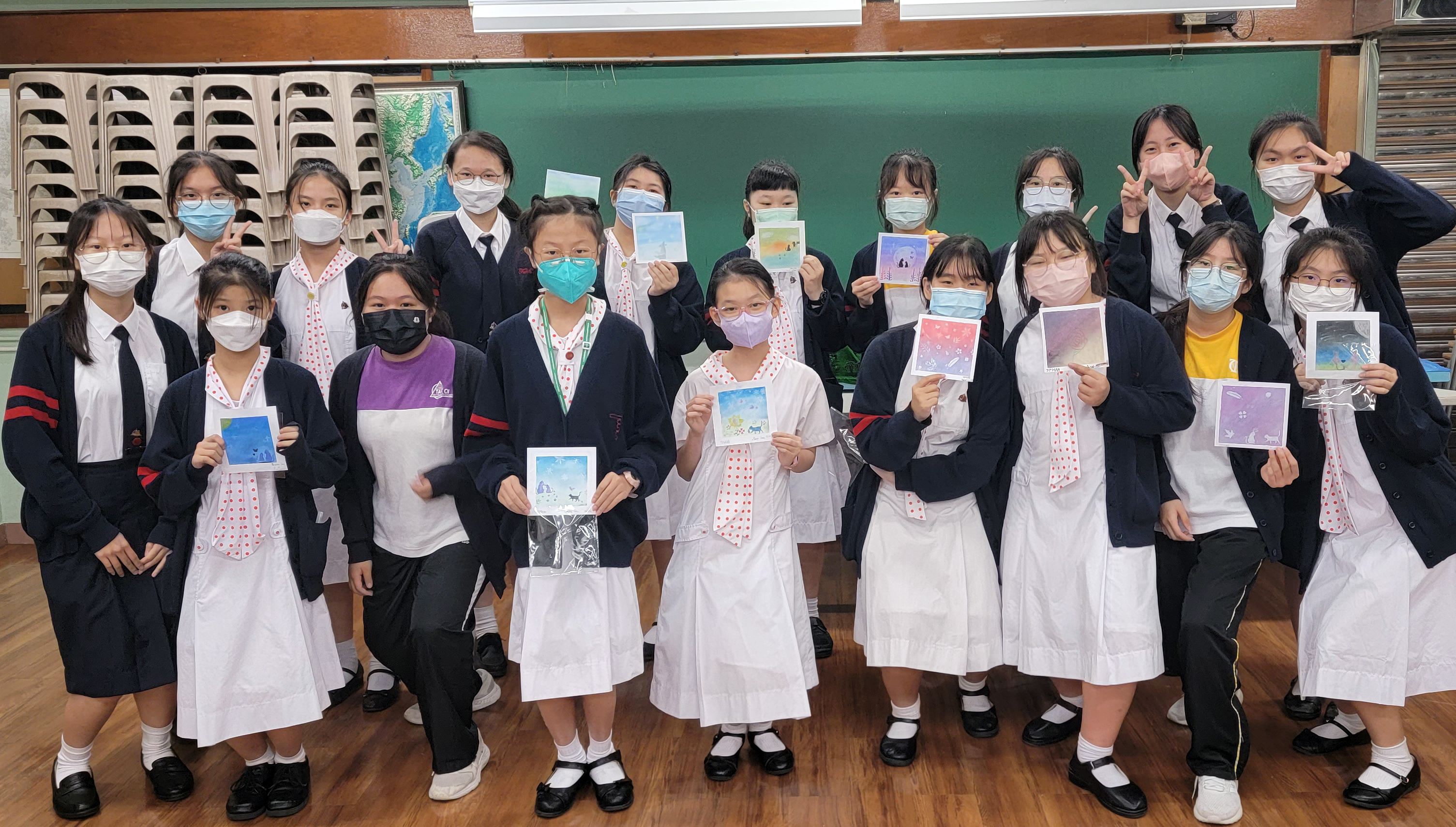 A group of students wearing masksDescription automatically generated