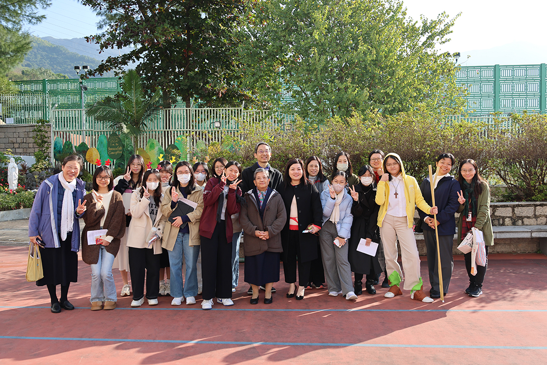 A group of people standing in front of a statueDescription automatically generated