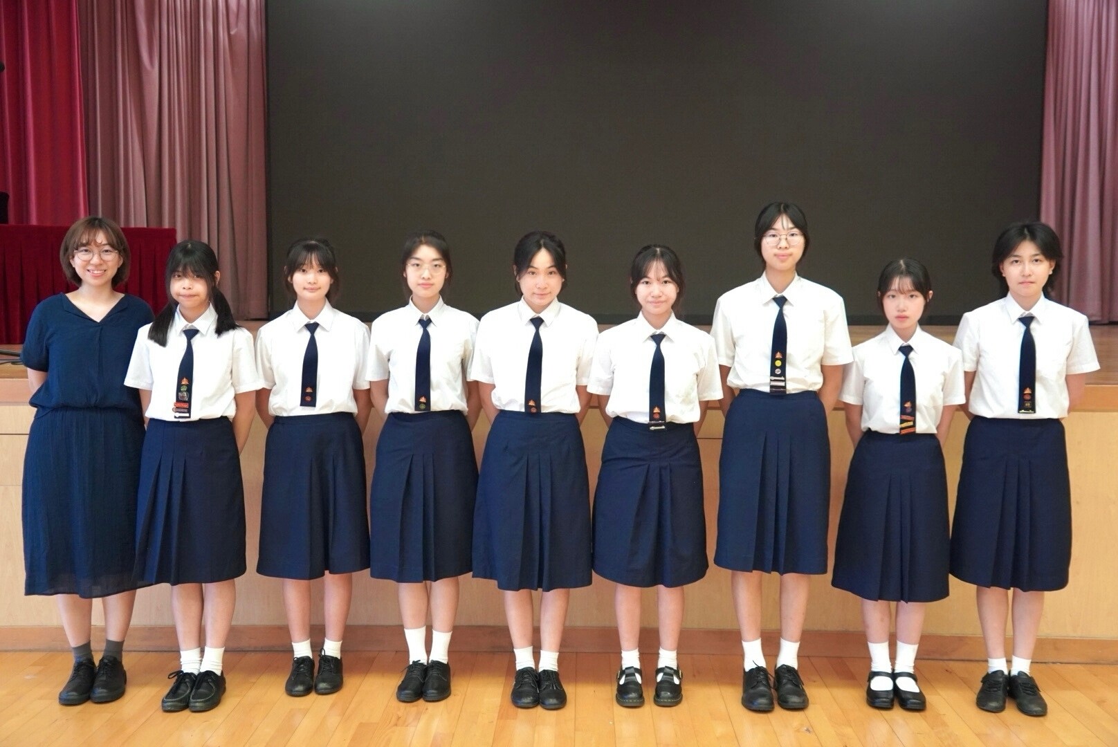 一張含有 服裝, 人員, 室內, 足部穿著 的圖片自動產生的描述