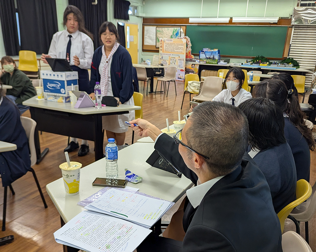 一張含有 服裝, 人員, 人的臉孔, 男人 的圖片自動產生的描述