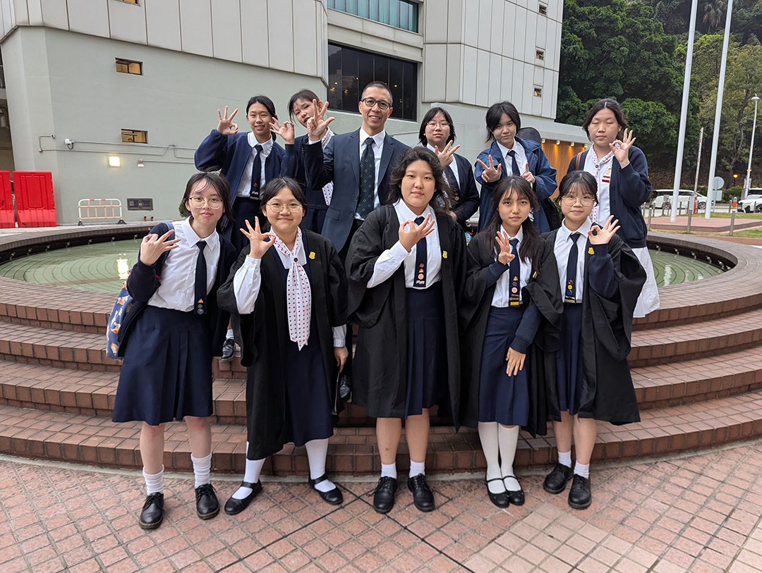 一張含有 服裝, 人員, 建築, 學位服 的圖片自動產生的描述