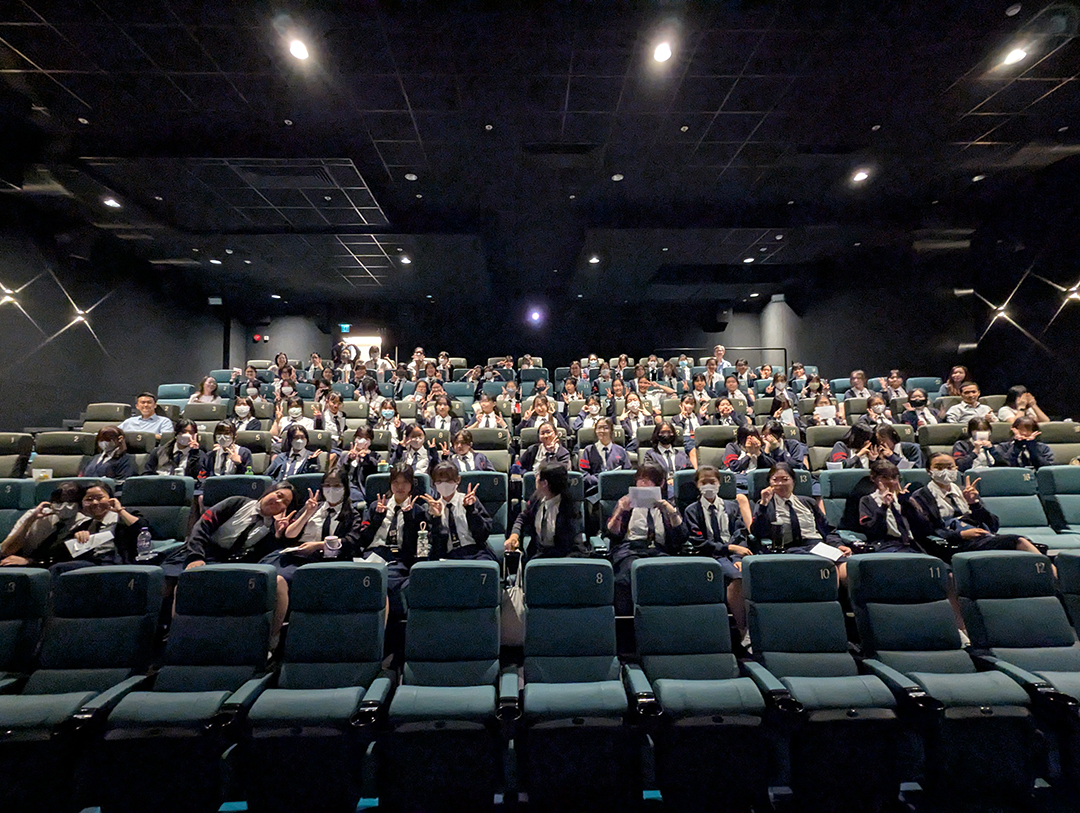 一張含有 服裝, 人員, 建築, 學位服 的圖片自動產生的描述