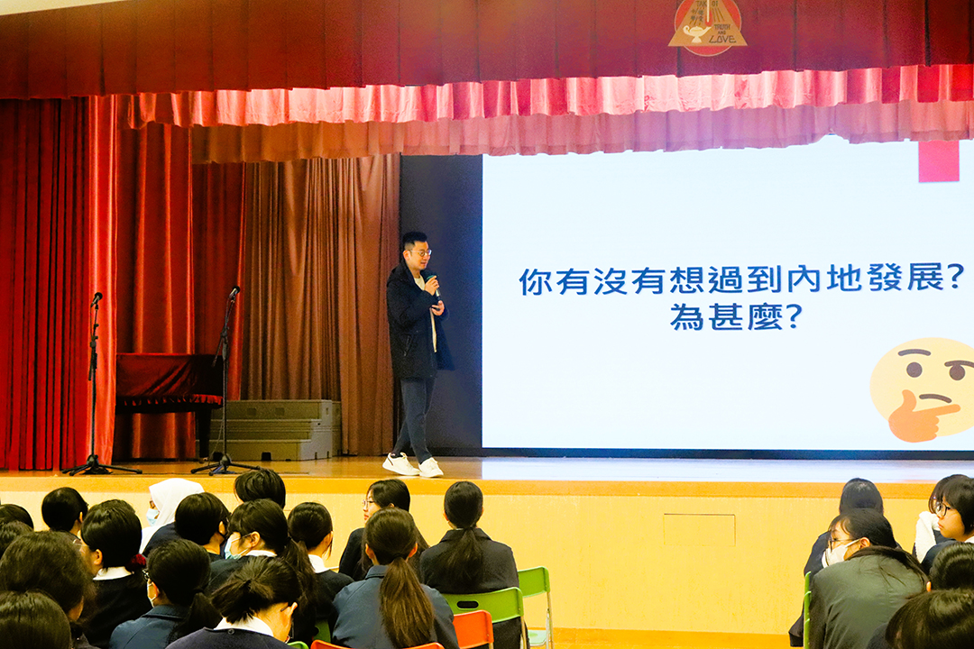 一張含有 服裝, 人員, 建築, 學位服 的圖片自動產生的描述