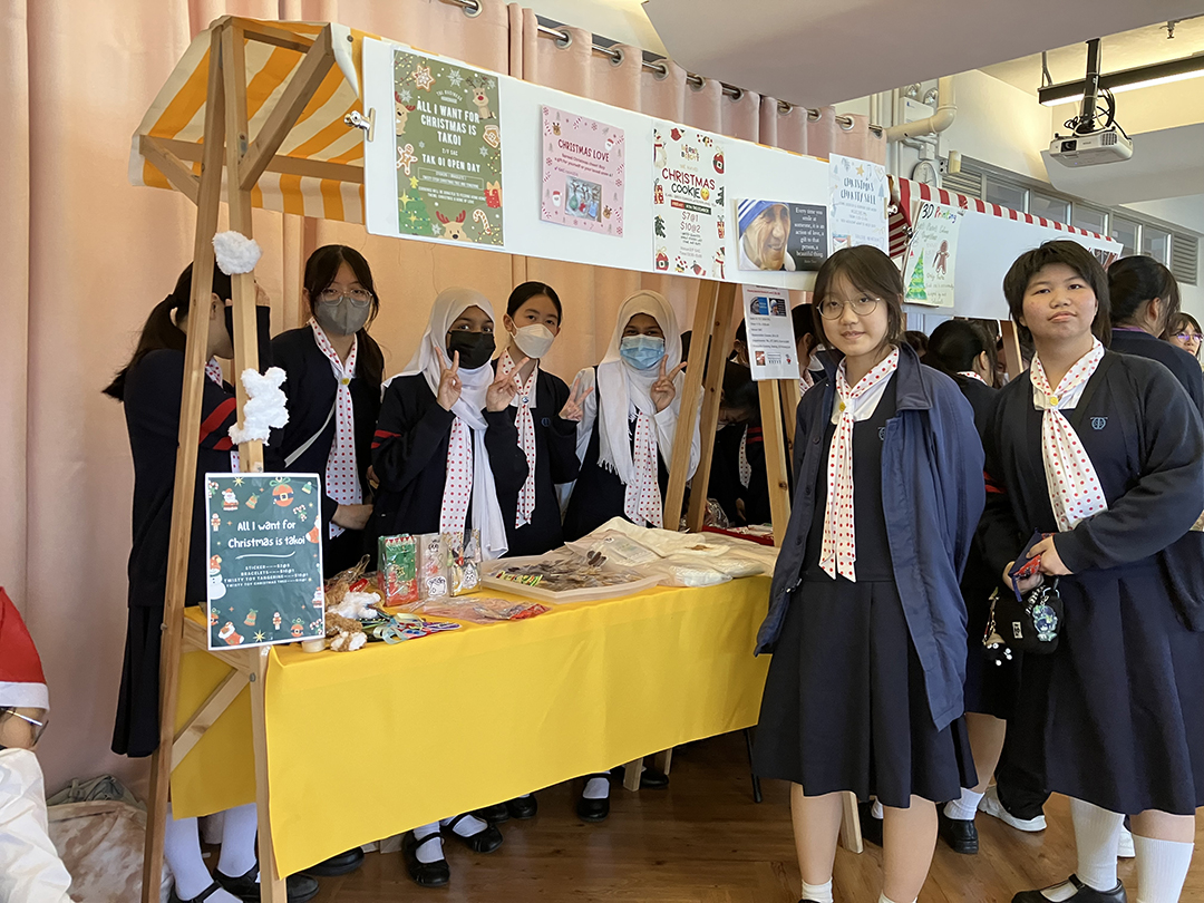 A group of people wearing masksDescription automatically generated