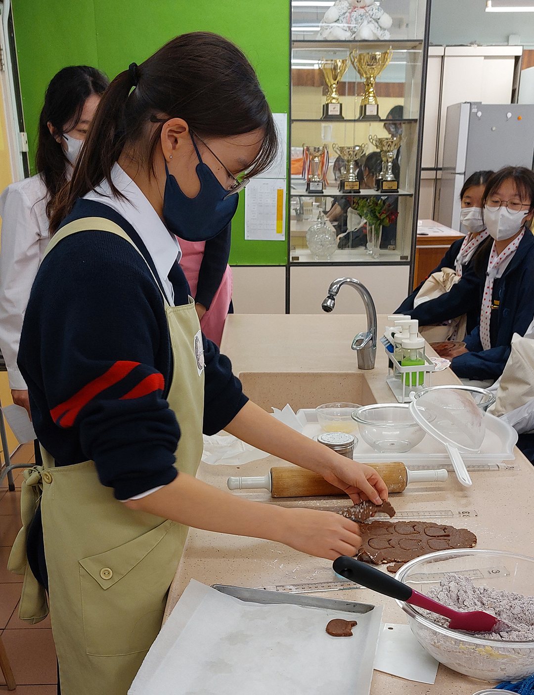 A group of people wearing face masksDescription automatically generated